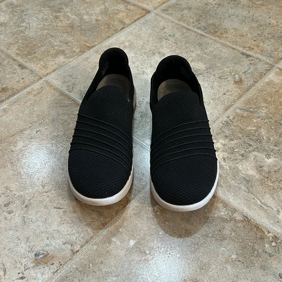 CLARKS SLIP-ON SNEAKERS - Picture 7 of 9